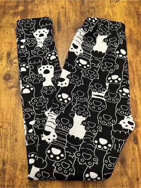 Cozy Casual Black & White Paw Print Leggings #245